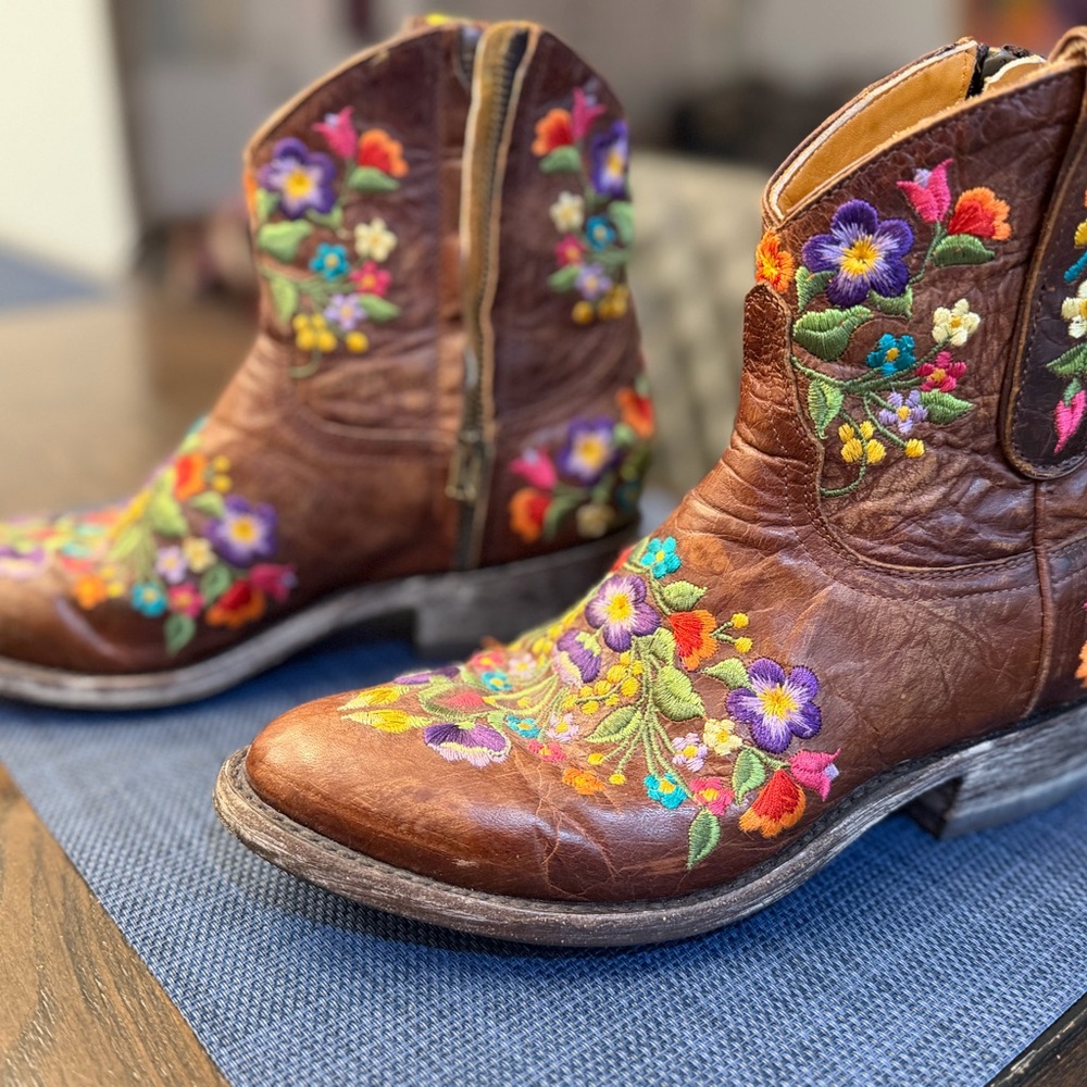 Old Gringo Sora Short boot, ankle high, Western with vibrant floral embroidery.